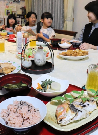 「灘のけんか祭り」の氏子らが食べる祝い膳＝姫路市白浜町