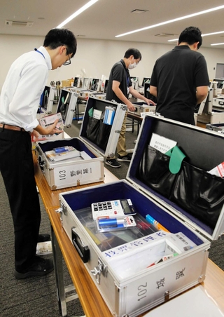 投票所で使う物品を確認する姫路市選挙管理委員会の職員ら＝姫路市役所北別館