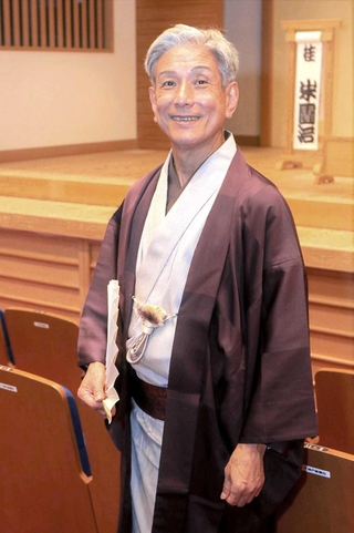 独演会への抱負を語る桂米團治さん＝神戸新開地・喜楽館