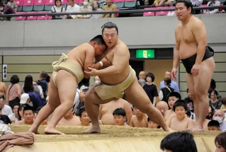 子ども力士と対決する「力士ふれあい会」の様子＝ヴィクトリーナ・ウインク体育館