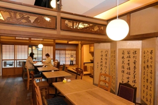 古民家の欄間を生かし、姫路城の狭間をイメージした白い天井が特徴的な店内＝姫路市材木町