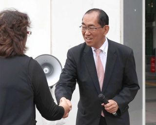 当選から一夜明け、街頭で支援者にあいさつする松本剛明氏＝姫路市駅前町（撮影・辰巳直之）