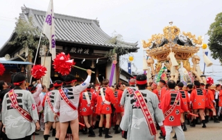 魚吹八幡神社のお旅所。秋季例祭の本宮では「渡神殿」の前で氏子らが屋台を練った＝姫路市網干区