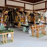 拝殿内に並んだ新調されたみこし＝松原八幡神社