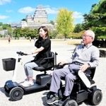 いす型などの電動の乗り物「ウィル」の乗り心地を体験する市民ら＝姫路市本町