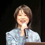 ユーモアを交えながら家族との交流について語った岸田奈美さん＝アクリエひめじ