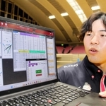 分析したデータを示し、アナリストの仕事を説明する倉茂涼さん＝姫路市西延末