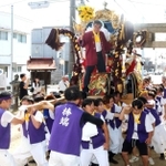 境内で屋台を練る氏子たち＝土山八幡神社