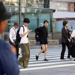 衆院解散から一夜明け、街頭で支持を訴える立候補予定者（左端）＝１０日午前、姫路市内（撮影・辰巳直之）