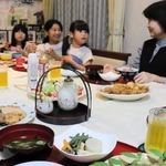 「灘のけんか祭り」の氏子らが食べる祝い膳＝姫路市白浜町