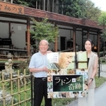 富栖の里が舞台の映画を製作するジュゲムカンパニーの徳由美子さん（右）と亀井義明さん＝姫路市安富町皆河