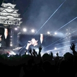 姫路城を仰ぐ特設ステージで開かれたノーベルブライトのライブ。地元出身の竹中雄大さんが熱唱した＝姫路市本町
