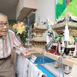 ミニチュア屋台や多宝塔を制作した９１歳の加藤照和さん＝姫路市西今宿８