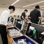 投票所で使う物品を確認する姫路市選挙管理委員会の職員ら＝姫路市役所北別館