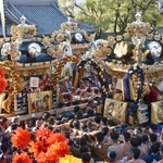 ３連休の最終日にあった、灘のけんか祭りの宵宮。拝殿前で豪快な屋台練りを披露する（右から）中村、宇佐崎、妻鹿地区の氏子ら＝１４日、姫路市白浜町（撮影・村上晃宏）