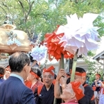 秋祭り会場を訪れ、地元住民と言葉を交わす候補者（手前左）＝姫路市飾磨区構