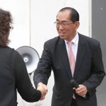 当選から一夜明け、街頭で支援者にあいさつする松本剛明氏＝姫路市駅前町（撮影・辰巳直之）