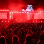 あかね色に染まったライブ会場。大観衆は名城とアーティストがつくり出す世界観に酔いしれた＝姫路城三の丸広場