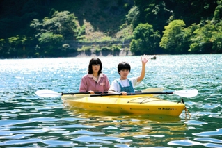 映画「ルート２９」の音水湖で撮影された場面。左が綾瀬はるかさん（（ｃ）２０２４「ルート２９」製作委員会）