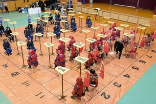 武者姿の中学生らが駒役を務めた「人間将棋」＝姫路市本町、白鷺小中学校