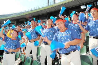 快進撃に沸く東洋大姫路の応援団＝ほっともっとフィールド神戸