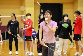 高校生たちにアドバイスを送る高橋礼華さん＝日ノ本学園高校