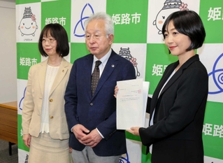 久保田智子教育長（右）に計画書を手渡した加冶佐哲也会長（中央）と尾﨑公子副会長＝姫路市役所北別館