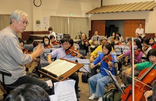 練習に取り組む姫路交響楽団のメンバーら＝姫路市網干区余子浜、あぼしまち交流館