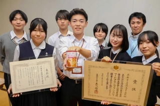 「商業高校フードグランプリ」で優勝した姫路商業高校「地域創生部」のメンバーたち＝姫路市井ノ口