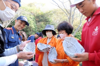 新聞紙で皿を作る参加者ら＝姫路市山田町牧野