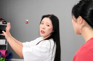 トレーナーとしての経験を生かし、法人向けの運動指導事業を展開する茶谷愛実さん＝姫路市内