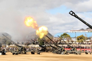 敵の陣地制圧を想定した訓練を実演する自衛隊員＝姫路市峰南町