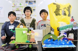 「竹取りーず」の（左から）大西皇さん、辰田一悟さん、井上航太郎さん＝姫路市青山、姫路科学館