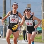 女子・姫路西の１区渡辺晴香選手（左）からたすきを受け取る２区肥塚暖歌選手＝丹波篠山市内（撮影・笠原次郎）