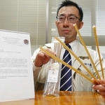 ブータンから受け取った感謝状を前に、「三千本にかわ」を手にする旭陽化学工業の田寺宣文社長＝姫路市網干区福井