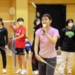 高校生たちにアドバイスを送る高橋礼華さん＝日ノ本学園高校