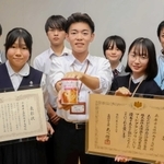 「商業高校フードグランプリ」で優勝した姫路商業高校「地域創生部」のメンバーたち＝姫路市井ノ口