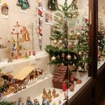 クリスマスにちなむ各国の飾りや人形などが並ぶ会場＝日本玩具博物館