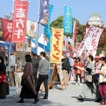 播磨地域のご当地グルメなど、さまざまなブースが並ぶ会場＝大手前公園