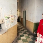 ６０年にわたり地域医療を支えた診療棟の待合で思い出を語る吉田智子さん＝姫路市福中町