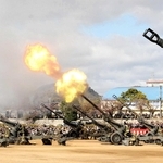 敵の陣地制圧を想定した訓練を実演する自衛隊員＝姫路市峰南町