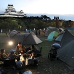 テントが並ぶ園内でキャンプを楽しむ家族連れ＝シロトピア記念公園