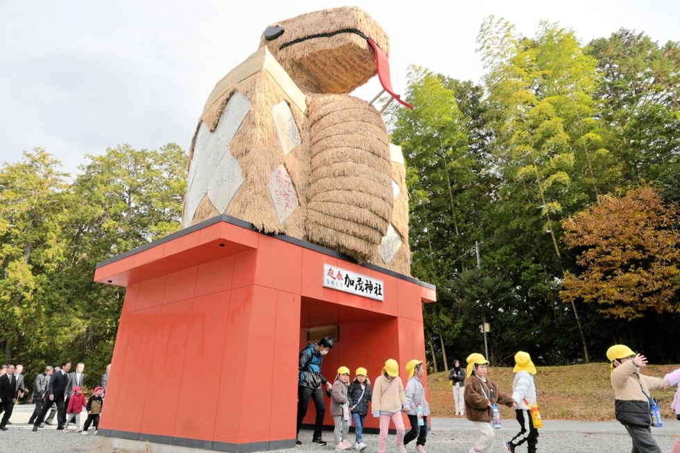 高さ6m、巨大ヘビのオブジェ 来年の干支、園児ら取り付け「舌がこわい