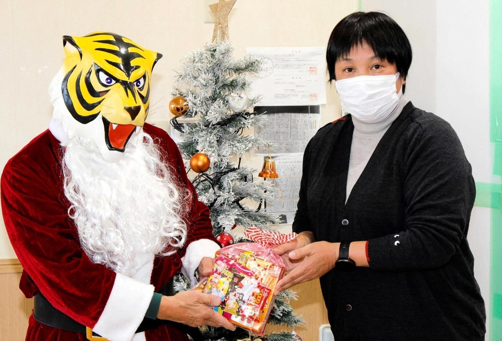 タイガーマスク、児童養護施設にクリスマスプレゼント お菓子とチョロQ