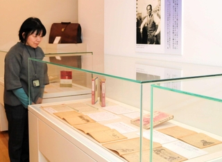 坂本遼が編集した雑誌や著書、遺品などが並ぶ企画展会場＝姫路文学館