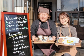 菓子の販売所を設けたリトリートフィールドの木原恵理さん（右）と、利用者の井上京香さん＝姫路市山田町西山田