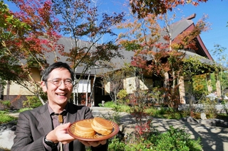 「手仕事喫茶『御座候』書写山麓店」への思いを語る山田宗平社長＝姫路市書写