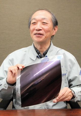 ペロブスカイト太陽電池の開発に携わるフジプレアム先端技術開発室の池田智宏室長＝たつの市新宮町光都１、同社光都工場