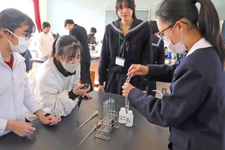 化学反応の実験に取り組む児童、生徒たち＝広嶺中学校