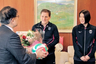 全日本選手権優勝を報告するヴィクトリーナ姫路の柴田真果主将（右）やアビタル・セリンジャー監督（中央）ら＝姫路市役所